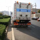 兩臺重型道路污染清除車亮相鄭州，路面像新鋪的